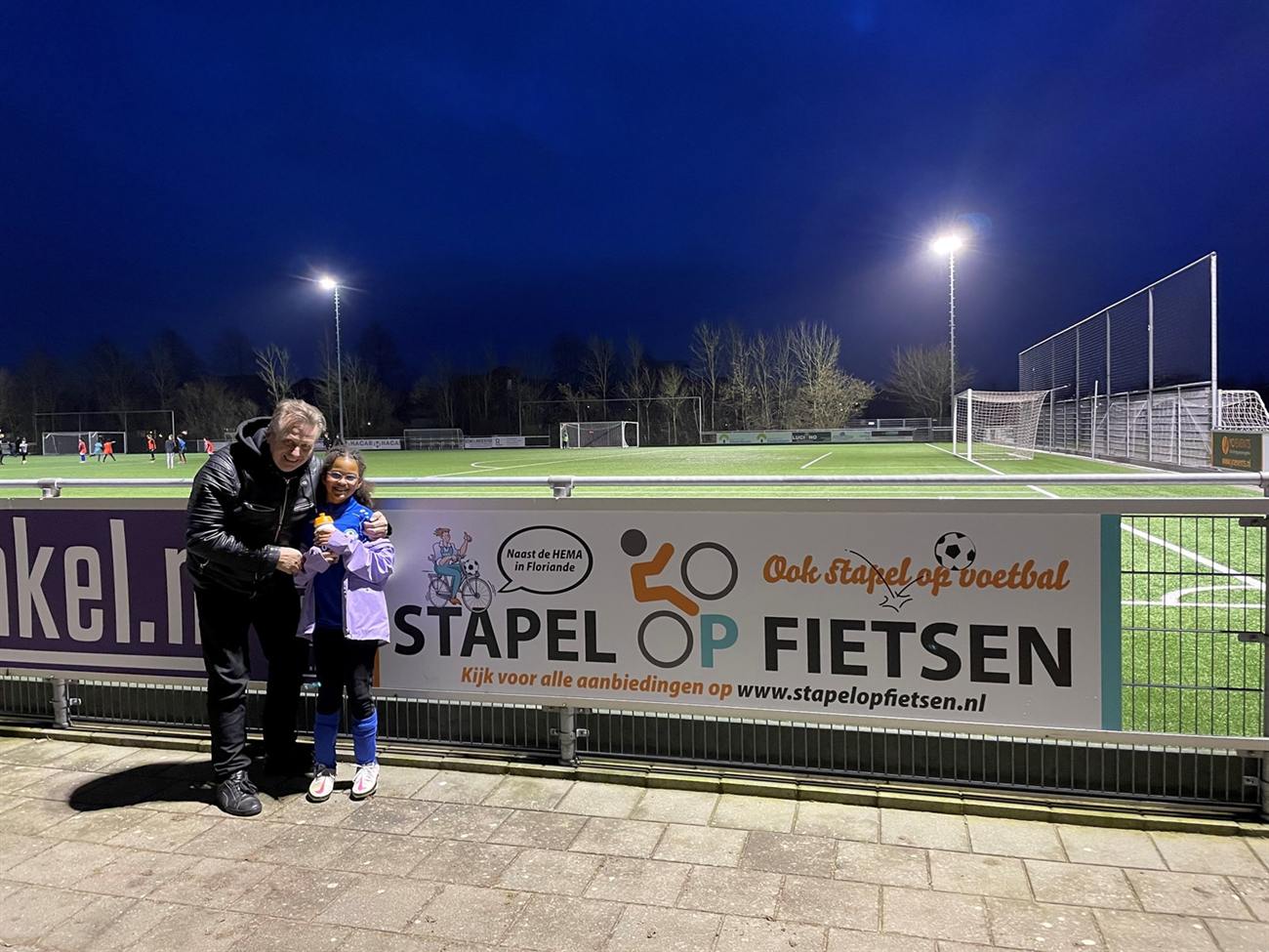 Het reclamebord van Stapel op Fietsen langs het voetbalveld