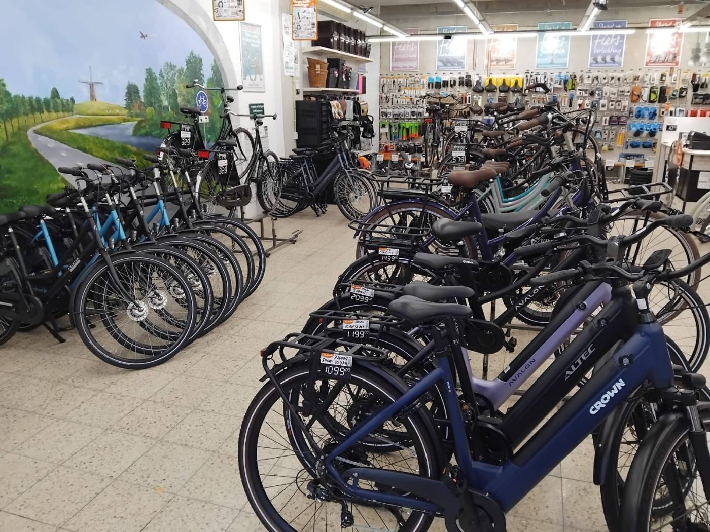 De showroom met elektrische fietsen, stadsfietsen en kinderfietsen
